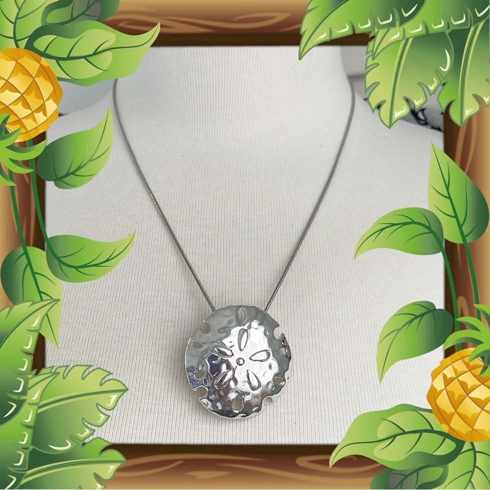 💕Beautiful Silver Sand Dollar Necklane💕